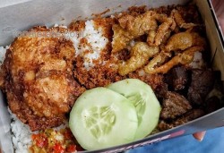 Nasi Ayam Dada + Kulit + Paru + Serundeng + Sambal Bawang Nasi Kulit Syuurga