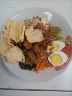 Gado gado lontong