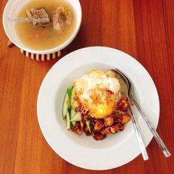 Nasi ayam rawit dan sop iga babi