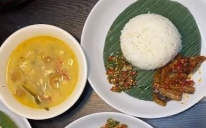 Review Paket nasi Ayam Goreng Selimut Cinta 16 ribu di restoran Ayam Panggang Mami Nungky milik artis Mba Nunung dan Vicky Prasetyo