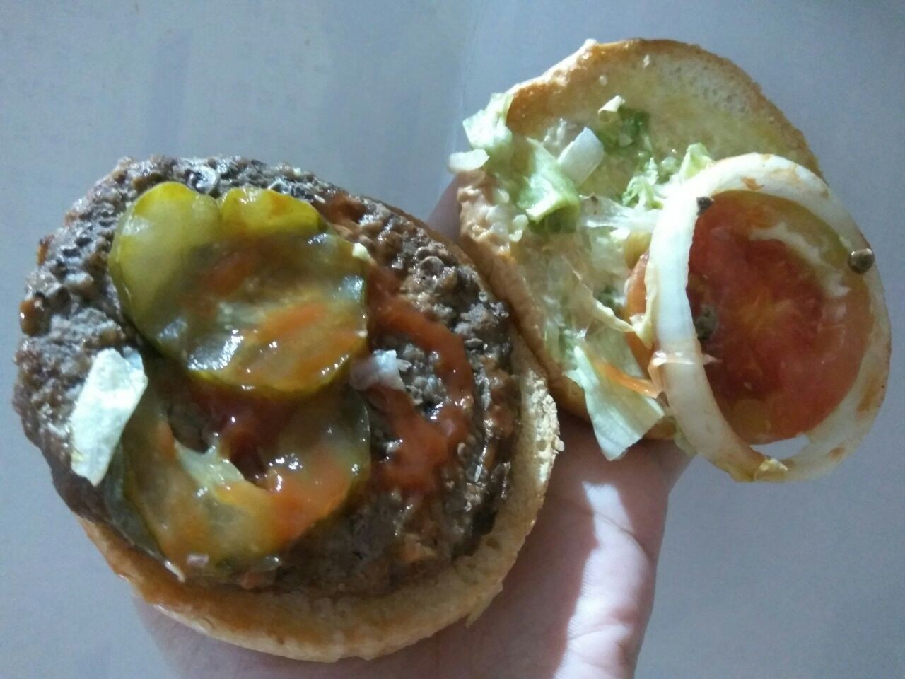 Burger real pada saat beli, isinya: hanya ada 1 bawang bombay, 1 slice tomat, 2 pickles, selada hanya beberapa helai dan kecil, 1 beef patty.