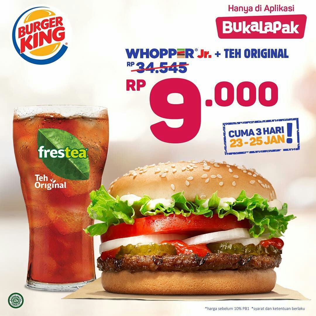 Gambar burger di iklan pada saat promo Bukalapak, isi burger: 3 bawang bombay, 2 tomat, seladap tampak banyak dan mekar-mekar, pickes 3, 1 beef patty.